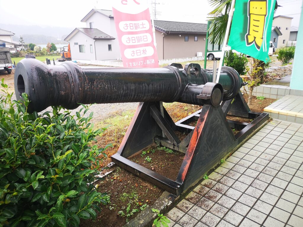 事務所前にある明治時代の大砲で観光客の方が写真撮影されます
